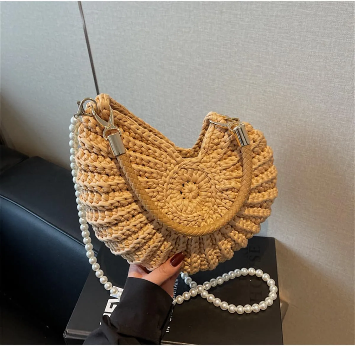 Conch/Shell Shoulder Handbag,Handwoven Fashion Seashell Bag,Stylish & Unique Boho Clutch with Pearl Strap