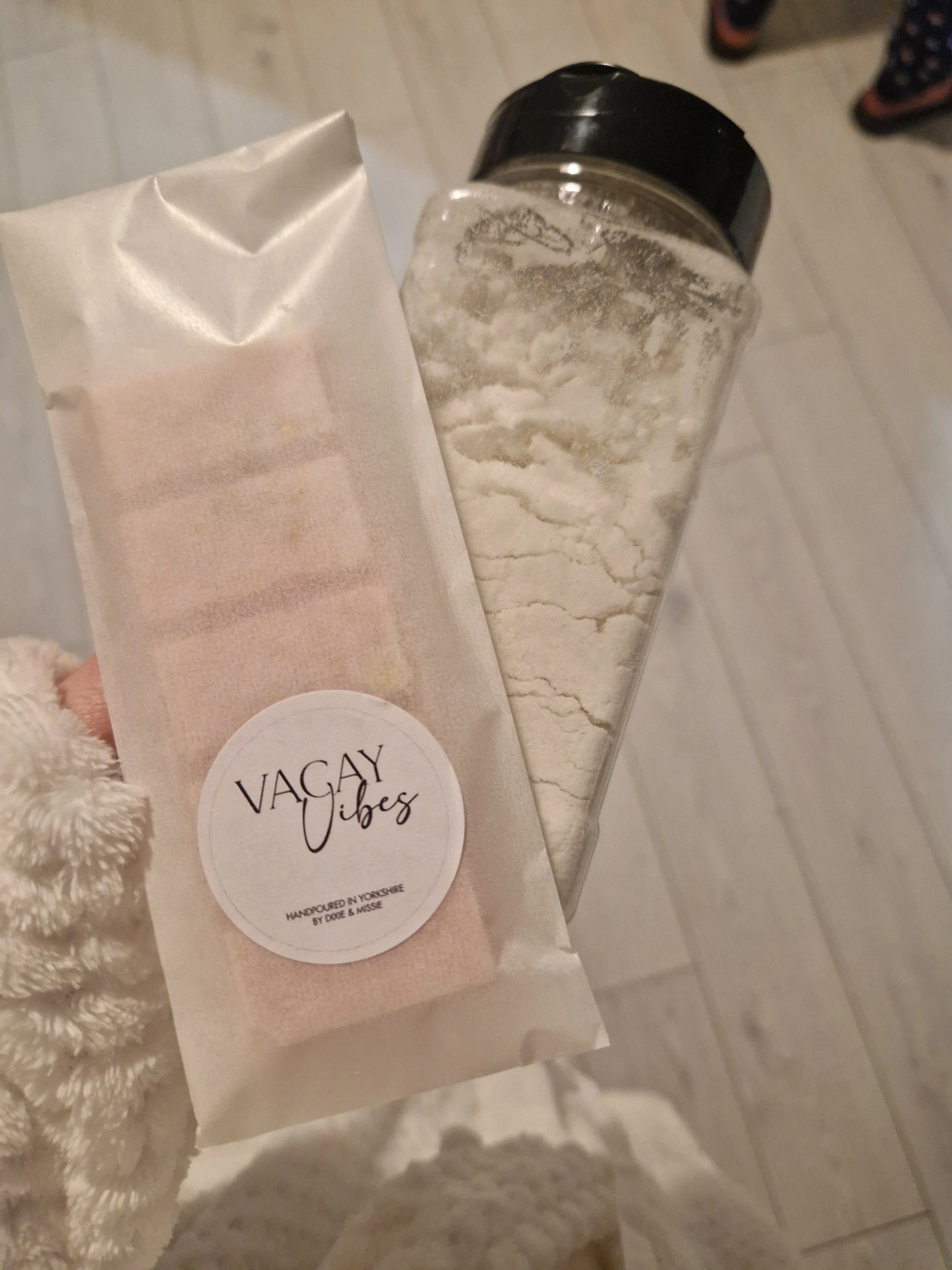 J Choo Wax Melt Snap Bar, Luxury Perfume Simmering Granules and Carpet Freshener, Strong Scented Home Wax
