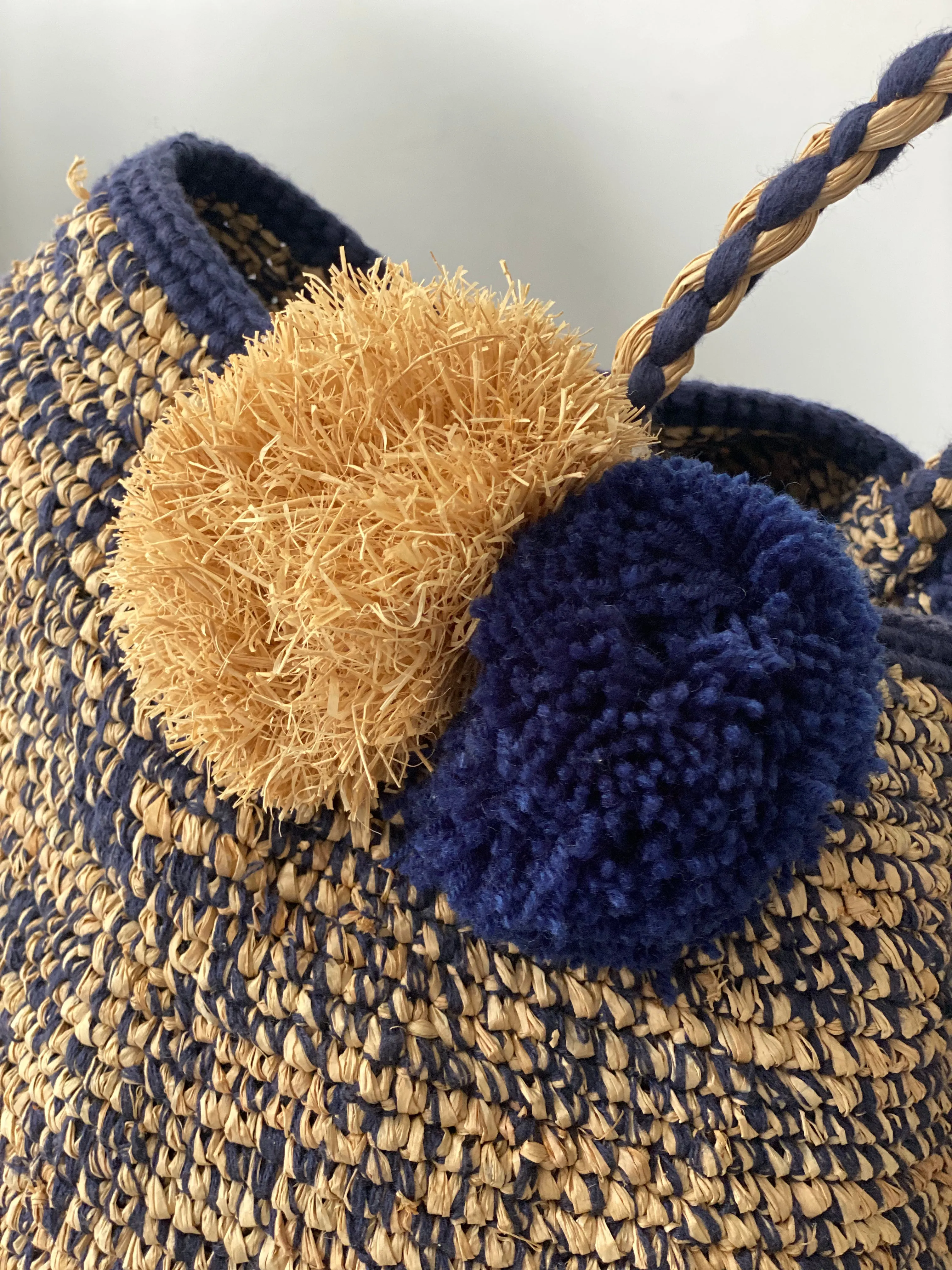 Noro Raphia Bag XL (Beige/Navy Pom Pom)