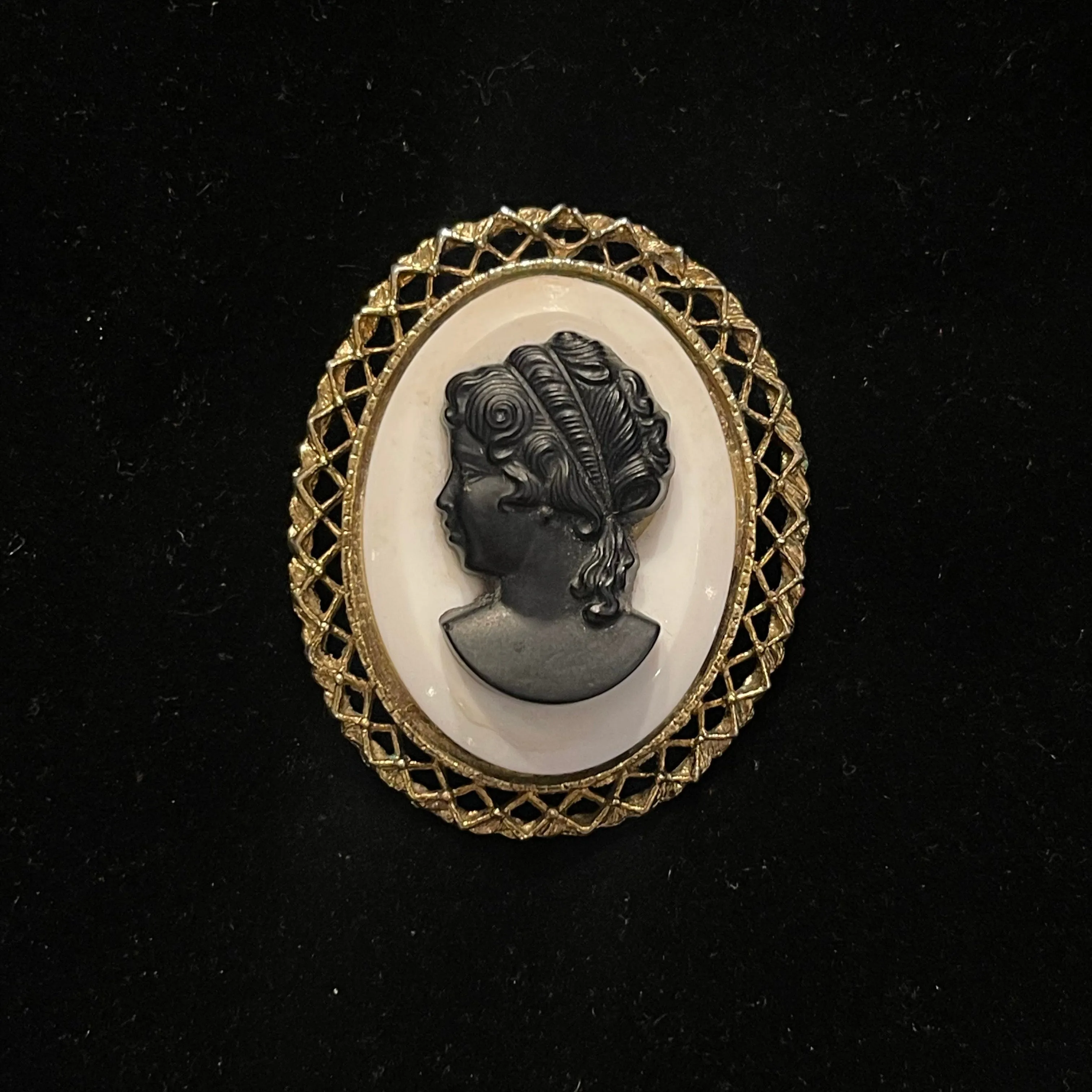 Oval White & Black Cameo Brooch Pendant With Gold Trim