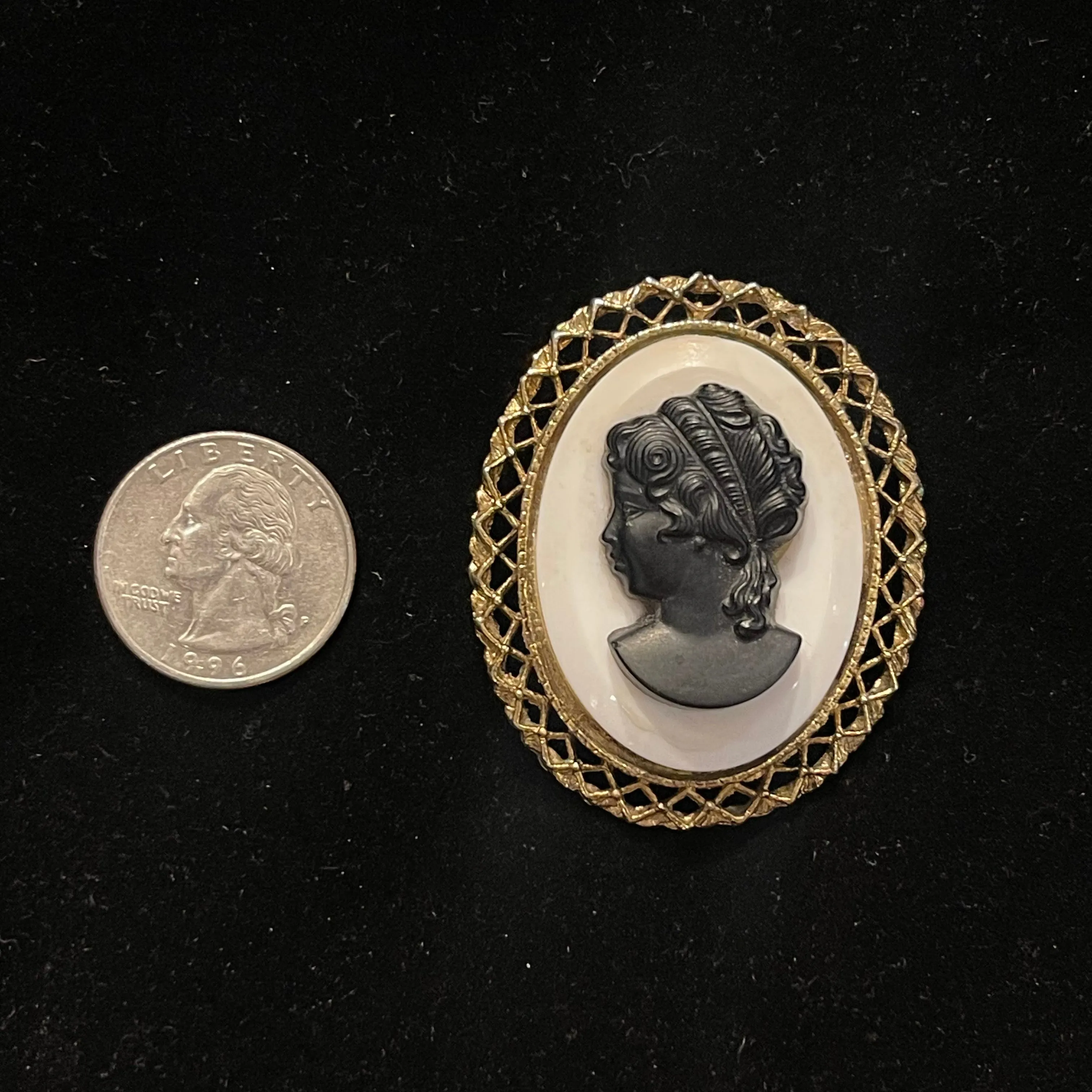 Oval White & Black Cameo Brooch Pendant With Gold Trim