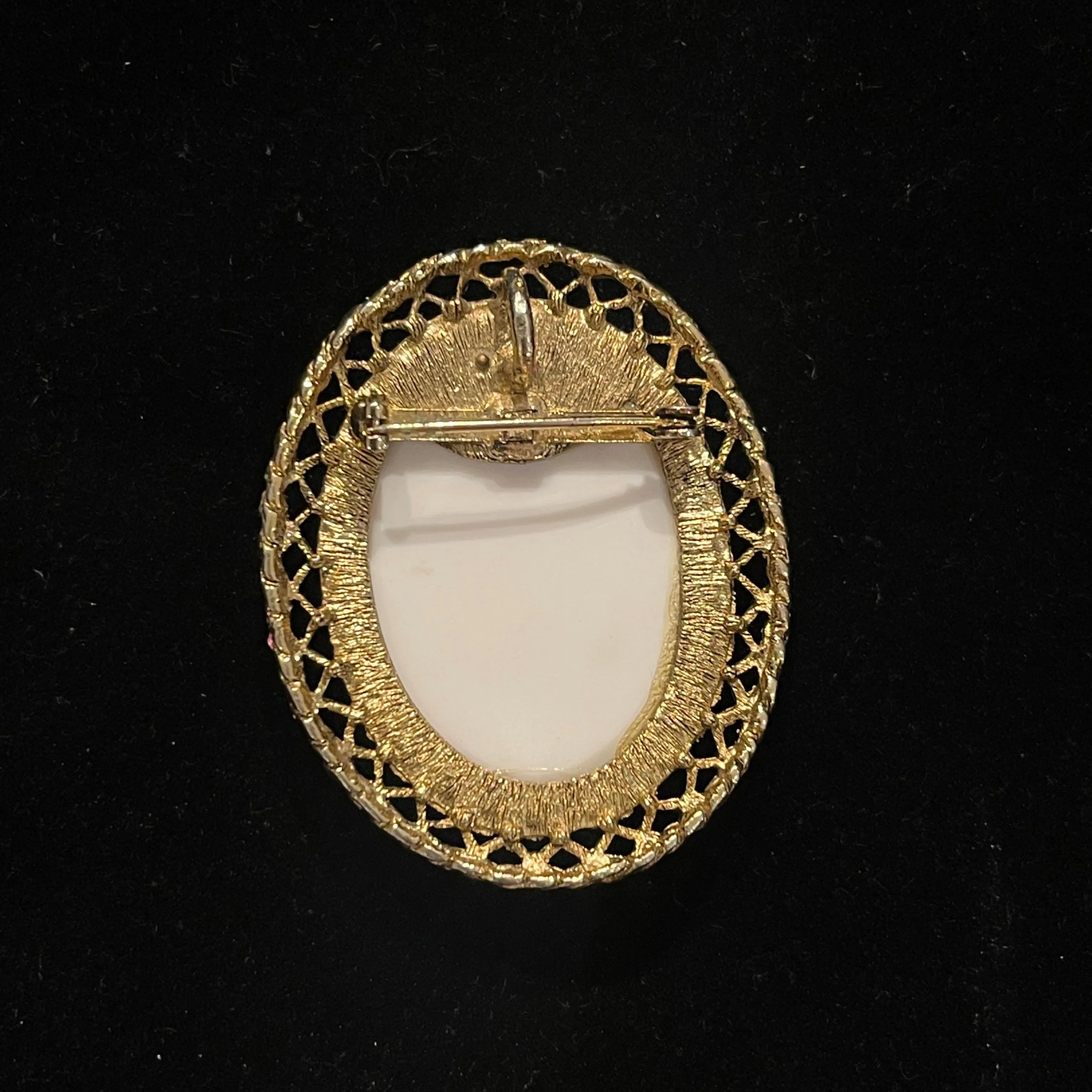 Oval White & Black Cameo Brooch Pendant With Gold Trim